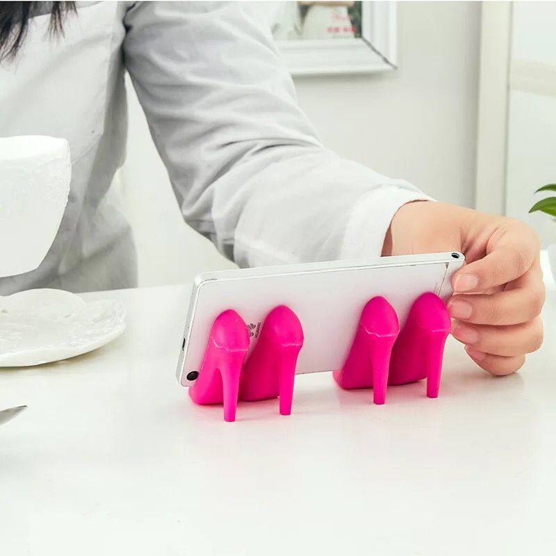 Multi-functional high-heeled shoe mobile phone stand, creative lazy person mobile phone base, tablet fixator, decorative bracket Application Scenario