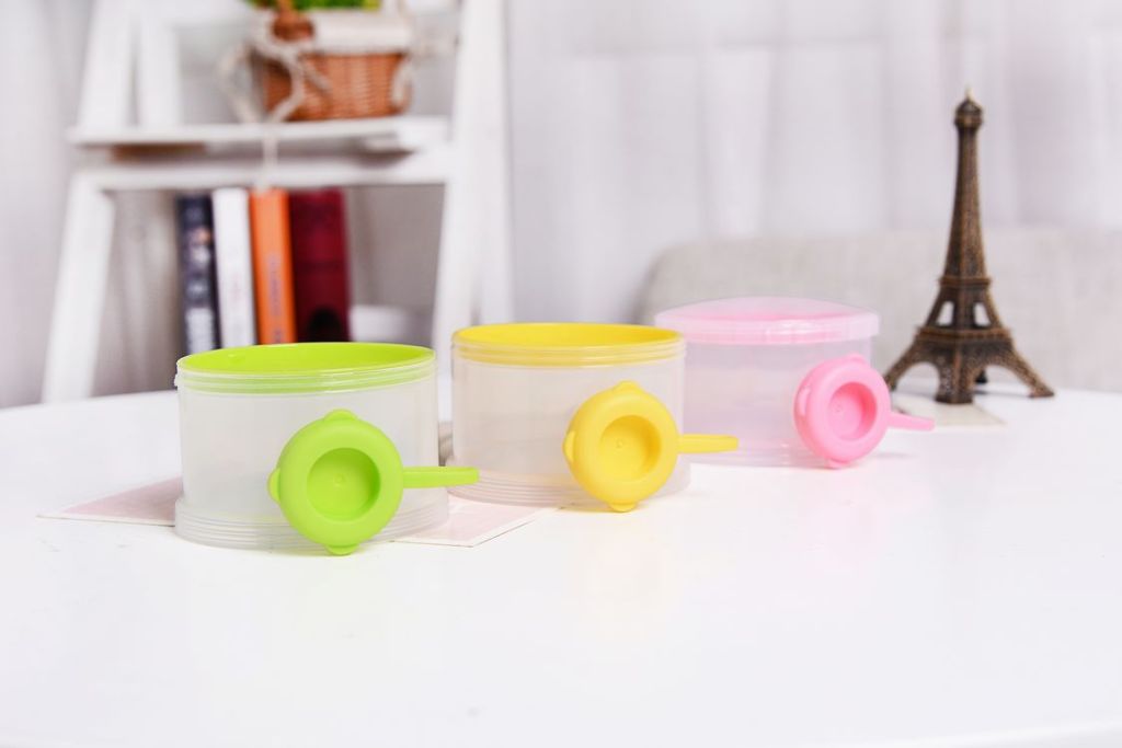 Portable three-layer milk powder box, baby milk powder compartment, color drawer-type powder box Application Scenario