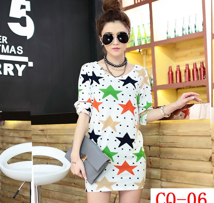 Mid-length, long-sleeved, loose, large-sized women's base layer T-shirt with floral prints details Picture