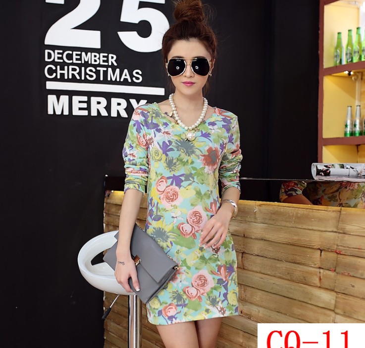 Mid-length, long-sleeved, loose, large-sized women's base layer T-shirt with floral prints Application Scenario