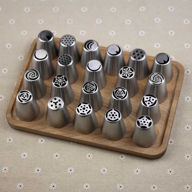 High-end baked cake cream flowers are formed in one piece. A variety of stainless steel piping nozzles and piping tools are available for selection