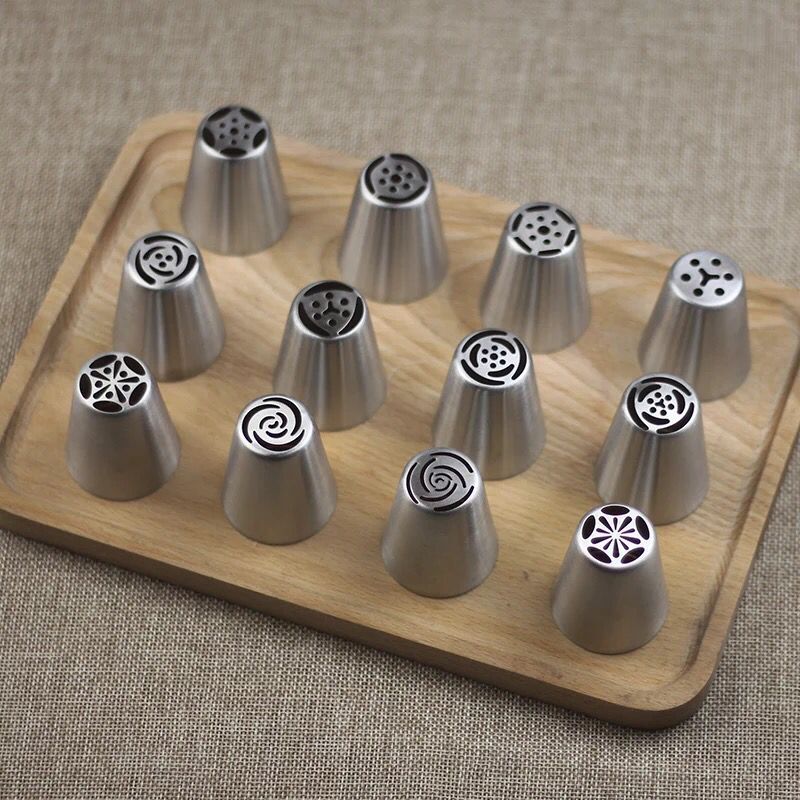 High-end baked cake cream flowers are formed in one piece. A variety of stainless steel piping nozzles and piping tools are available for selection details Picture