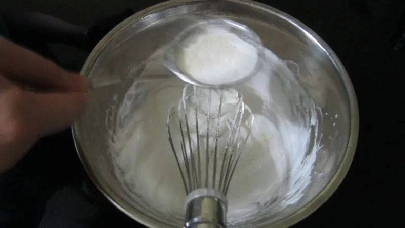 Stainless steel round handle manual egg beater, mixer, baking tool, egg liquid beating tool details Picture