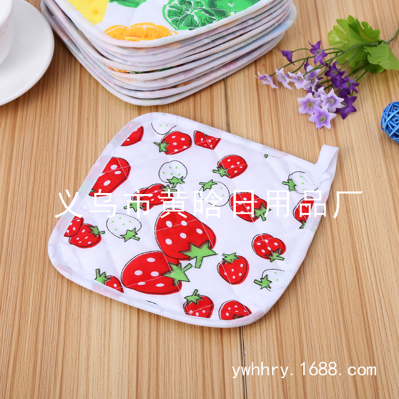 Polyester coasters, clay pot pads, heat insulation pads, cloth microwave oven gloves, heat insulation pads, thickened and added heat resistant heat insulation pads Application Scenario