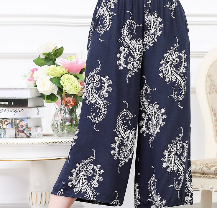 Summer loose and tight waist wide-leg women's clothing for middle-aged and elderly people, street stall supply, square aunties, seven-inch pants Application Scenario