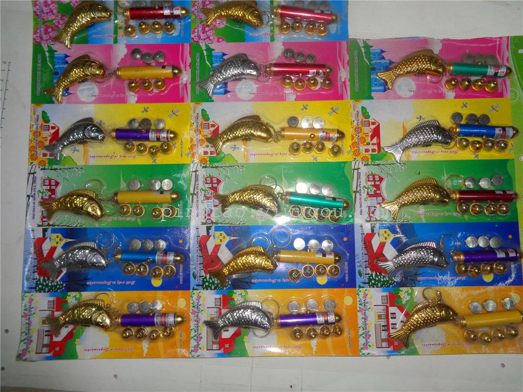 The children's toy keychain lamp laser combination set comes with a gift of five laser heads and gold and silver fish for ground promotion