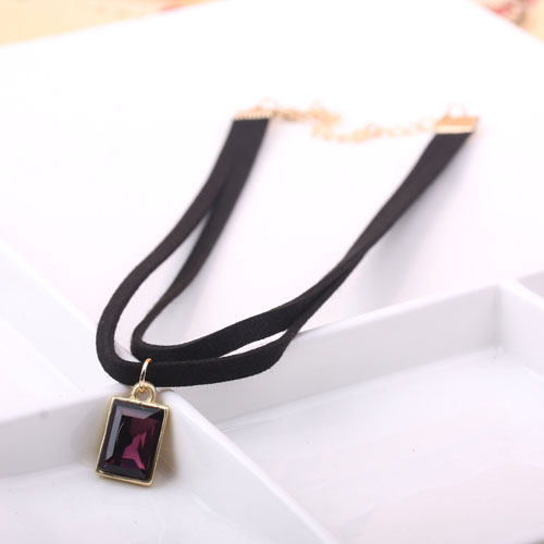 Ribbon collarbone chain, artistic necklace, women's collar, neck necklace, short style Application Scenario