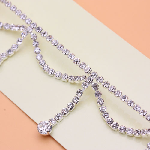 In South Korea, there are popular elastic women's hair bands, headbands, forehead chains and rhinestone headbands Application Scenario
