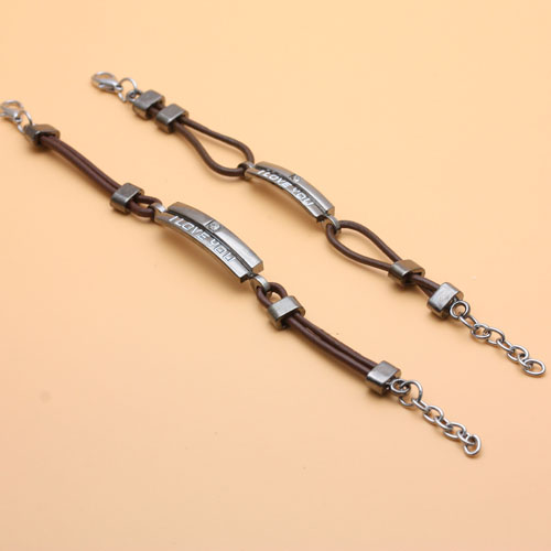 Japanese and Korean version leather rope bracelet, retro cowhide bracelet, men's and women's accessory bracelet Application Scenario