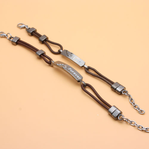 Japanese and Korean version leather rope bracelet, retro cowhide bracelet, men's and women's accessory bracelet Application Scenario