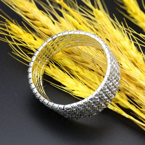 Bridal accessories: 3-row, 4-row, 5-row rhinestone bracelets, bridal accessories: rhinestone bracelets Application Scenario