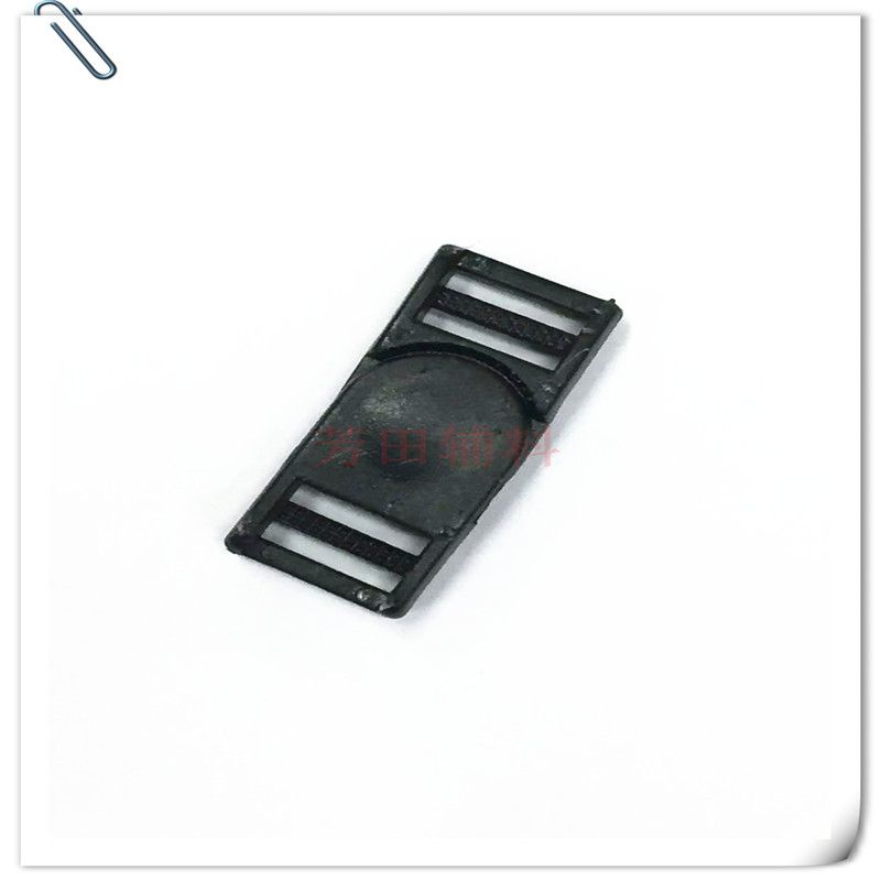 Rotate the inner diameter left and right to insert the safety buckle of the bag, the webbing buckle and the schoolbag buckle Application Scenario