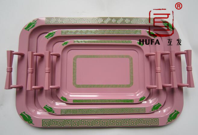 The flat-edged square plate is sprayed with a light red color. Off-white. Light green. Black. Three-piece set