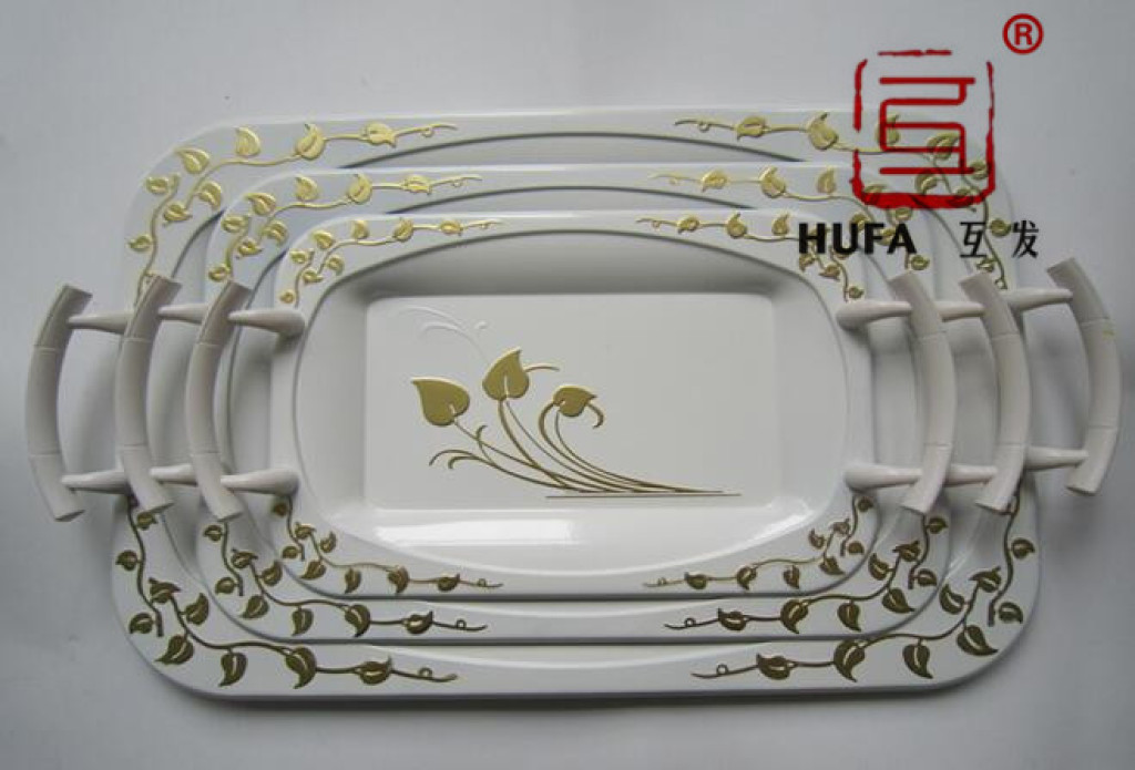 The egg-shaped square plate is sprayed with light red. Off-white. Light green. Black Arabic art plate details Picture