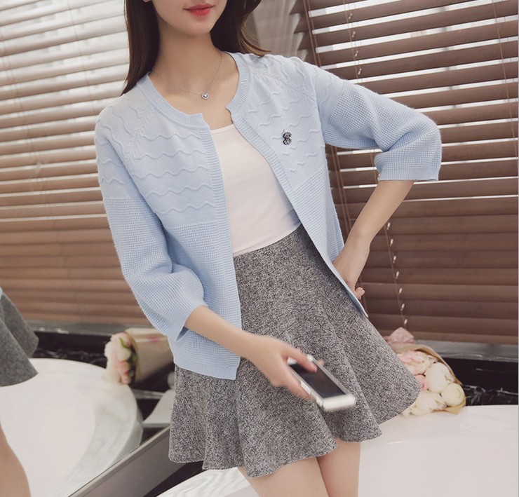 New women's sweater, short solid color three-quarter sleeve cardigan, knitted sweater with brooch coat Application Scenario