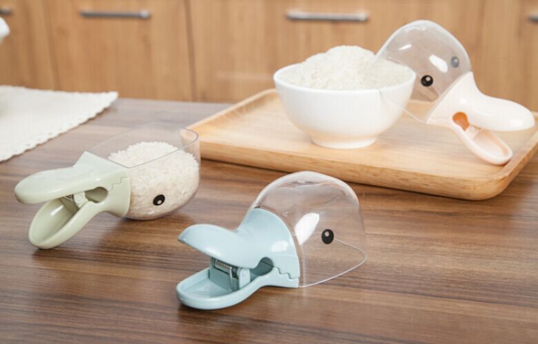 Plastic rice spatula with sealed mouth, a creative kitchenware tool for household water spoons and ladles, a cute little spoon