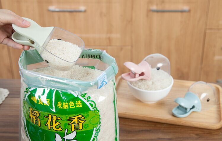 Plastic rice spatula with sealed mouth, a creative kitchenware tool for household water spoons and ladles, a cute little spoon details Picture