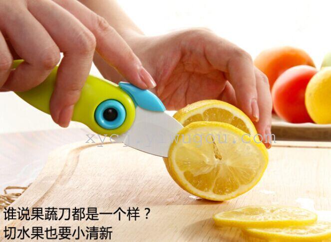 Cute parrot bird folding creative fruit knife, travel portable and easy to carry peeler Application Scenario