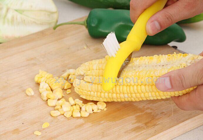 The kitchen is equipped with a cleaning brush, a corn grater, a corn peeler, a peeling knife, a thresher and a dehusker