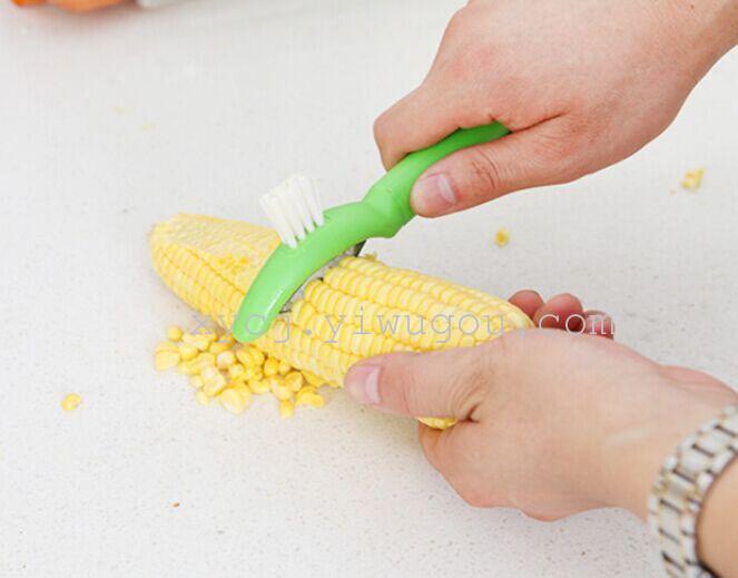 The kitchen is equipped with a cleaning brush, a corn grater, a corn peeler, a peeling knife, a thresher and a dehusker details Picture