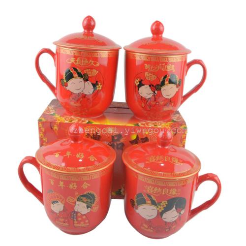 Wedding supplies: A pair of cups for the bride and groom, covered water cups