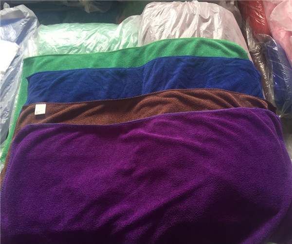Thick towels specially designed for home cleaning and cleaning can absorb water without shedding fibers Application Scenario