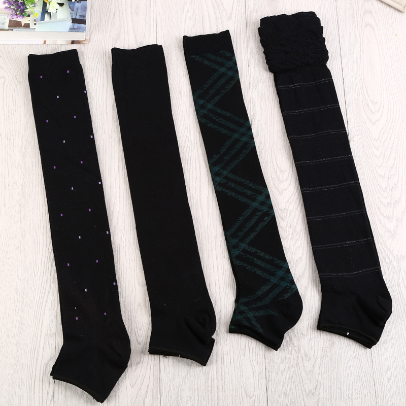 Wholesale of fashionable women's foot socks, warm mid-calf socks and over-the-knee socks at street stalls details Picture