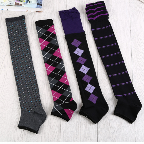 Wholesale of fashionable women's foot socks, warm mid-calf socks and over-the-knee socks at street stalls
