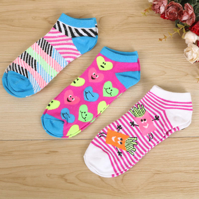 Street vendor direct sales of jacquard women's cotton socks, cartoon short socks, and boat socks. Best-selling items in stock for both domestic and foreign trade. Random patterns Application Scenario