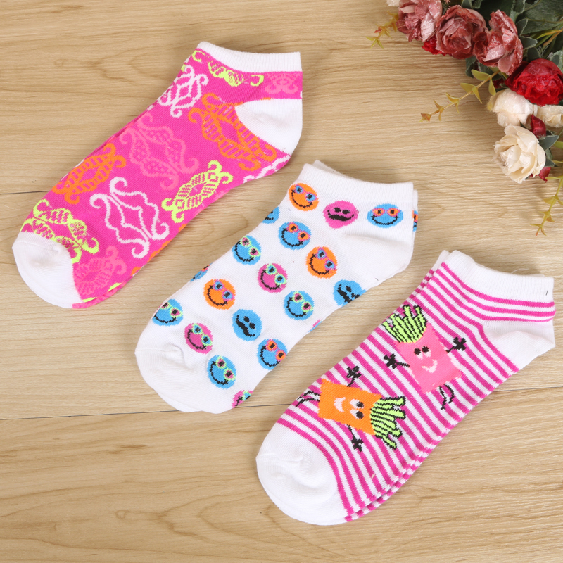 Street vendor direct sales of jacquard women's cotton socks, cartoon short socks, and boat socks. Best-selling items in stock for both domestic and foreign trade. Random patterns
