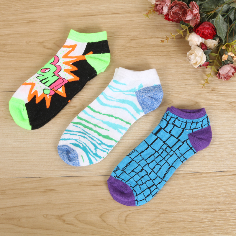 Street vendor direct sales of jacquard women's cotton socks, cartoon short socks, and boat socks. Best-selling items in stock for both domestic and foreign trade. Random patterns Specification image