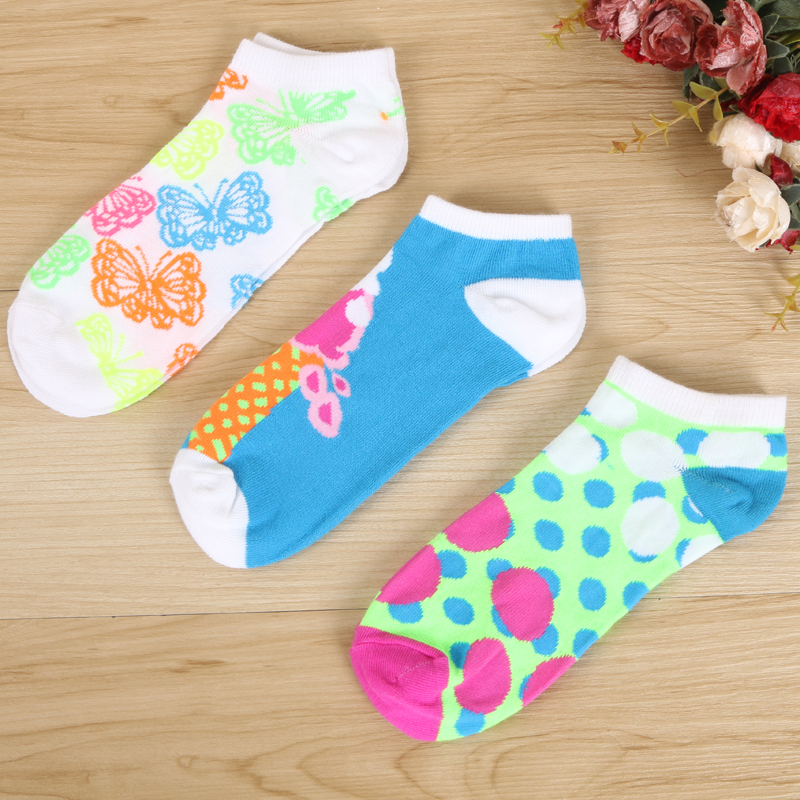 Street vendor direct sales of jacquard women's cotton socks, cartoon short socks, and boat socks. Best-selling items in stock for both domestic and foreign trade. Random patterns details Picture