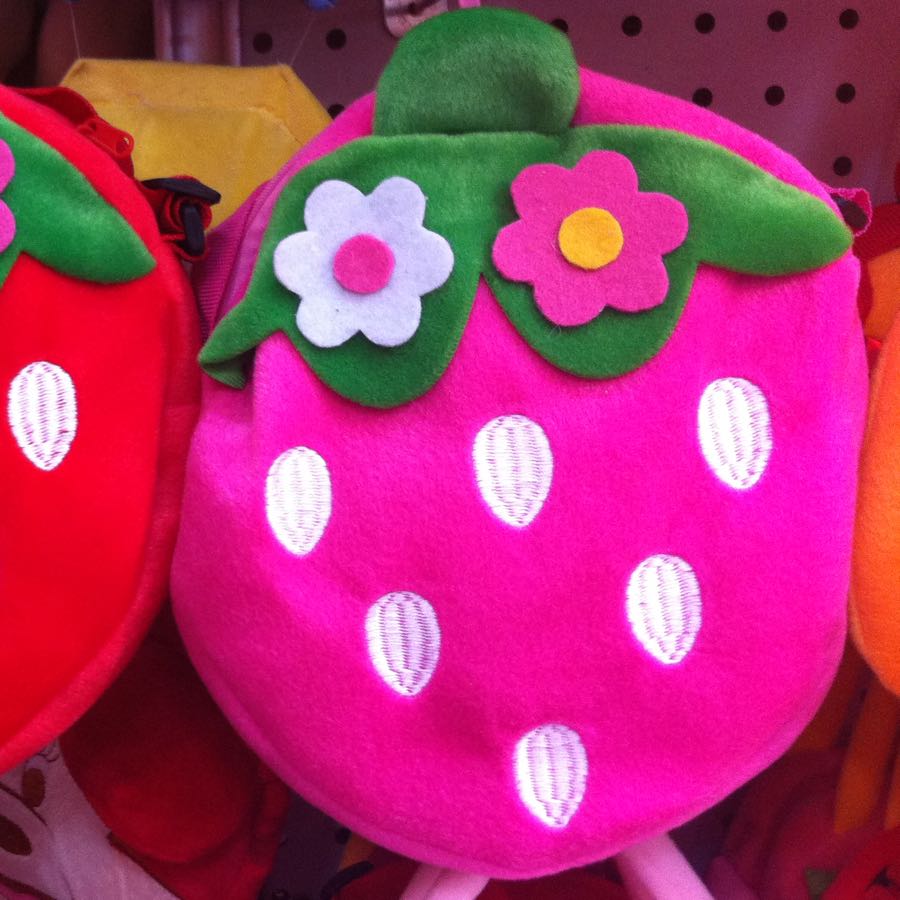 Strawberry bag plush crossbody bag plush wallet Application Scenario