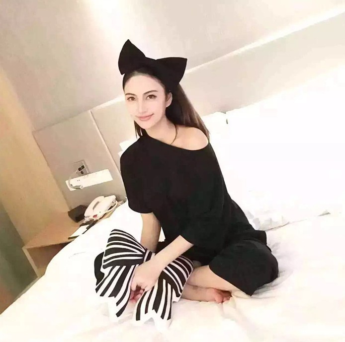 A new and cute three-piece set for women, featuring a bow headband, a T-shirt, and capriel pants and pajamas Specification image
