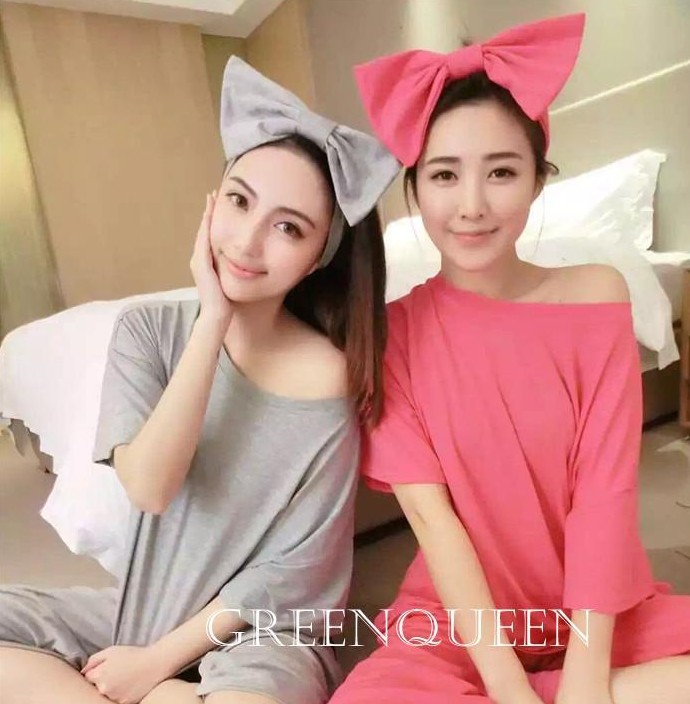 A new and cute three-piece set for women, featuring a bow headband, a T-shirt, and capriel pants and pajamas details Picture