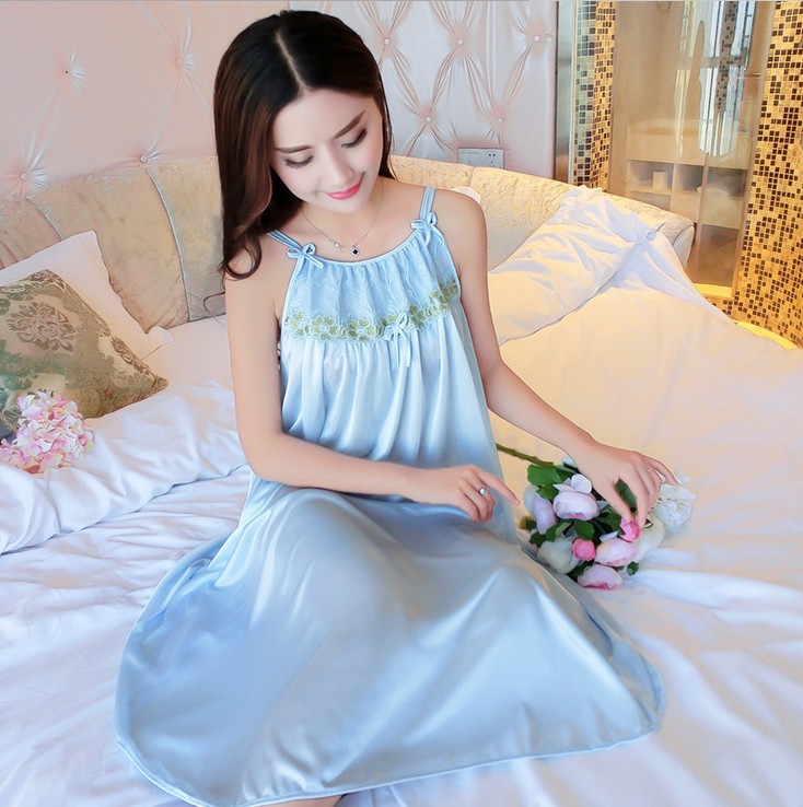 Breathable ice silk halter, sexy and sweet silk pajamas, seductive lace plus-size vest nightgown details Picture
