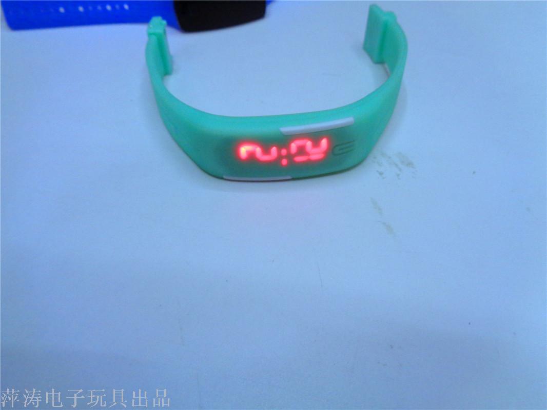 Best-selling children's toy Silicone 2, representing male and female students, LED wristwatch, ground promotion supply, factory direct sales Application Scenario