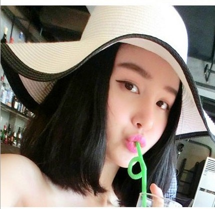 Black and white striped folding summer wide-brimmed sun hat for women, sun-protective beach straw woven hat Specification image