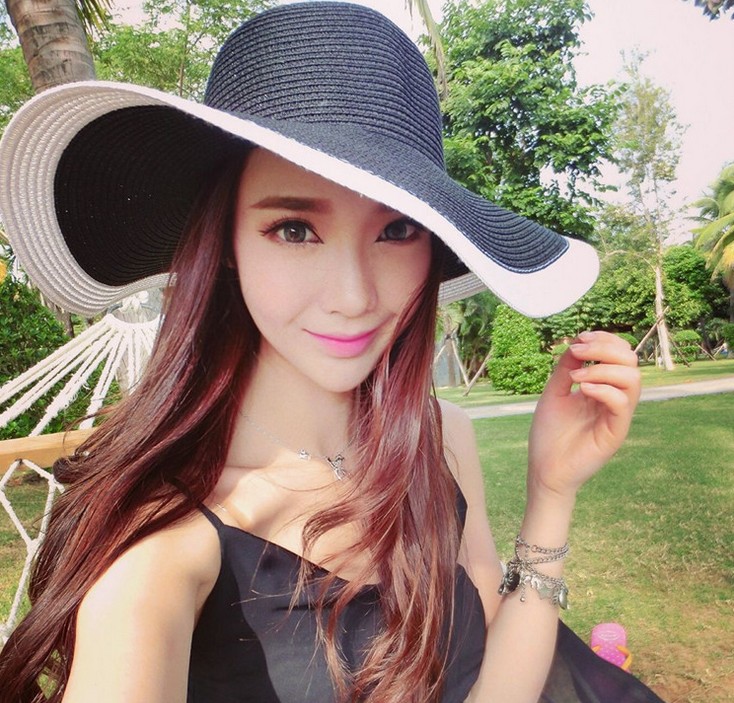 Black and white striped folding summer wide-brimmed sun hat for women, sun-protective beach straw woven hat details Picture