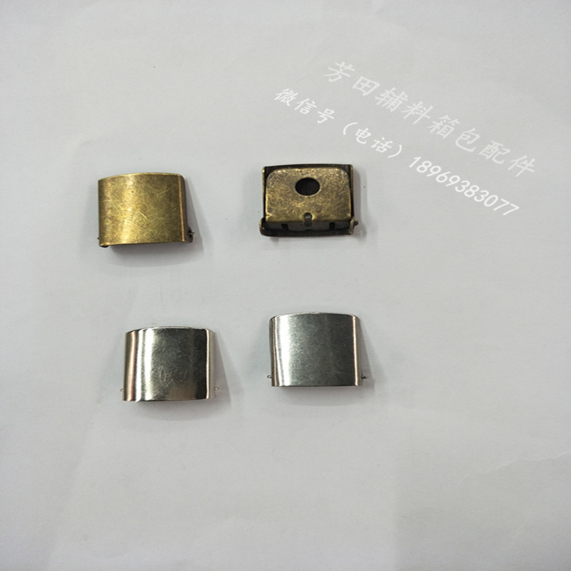Шляпа застегнута бронзово-белой застежкой details Picture