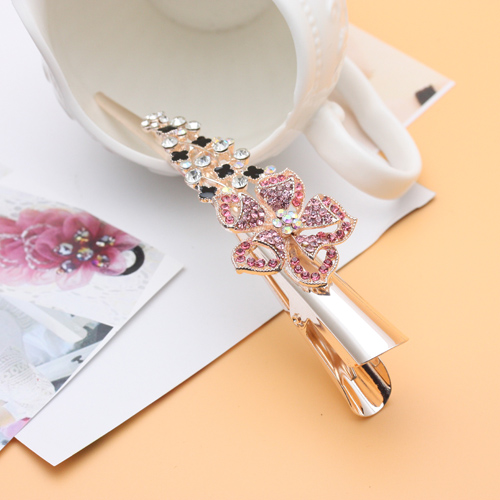 Alloy horn clips, large pointed mouth clips, headwear, duckbill clips, hair accessories, 10 yuan, boutique supply Application Scenario