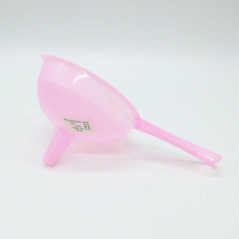 Sunshine Department Store 06-A plastic oil drain can be hung with a handle funnel oil can for liquid dispensing Application Scenario