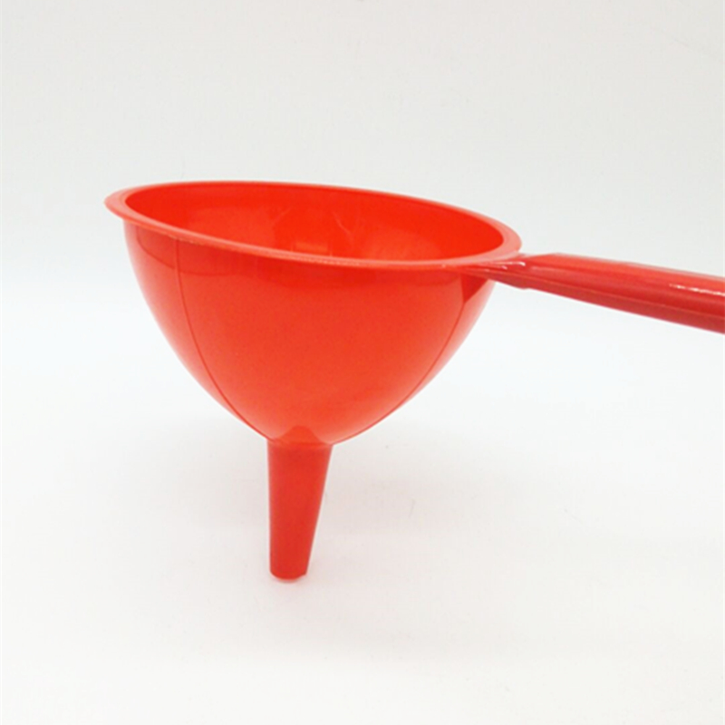 Sunshine Department Store A-2 Plastic large oil drain can be hung with A handle funnel oil can for liquid dispensing Application Scenario
