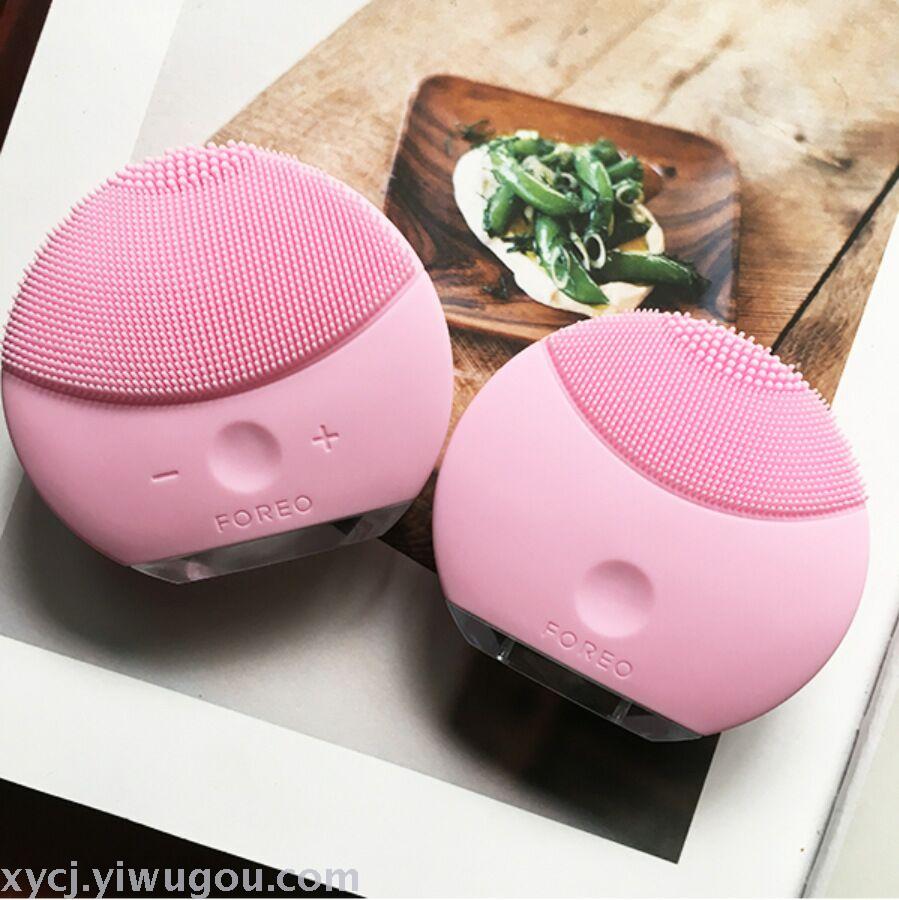FOREO Luna silicone electric rechargeable pore cleanser for home use