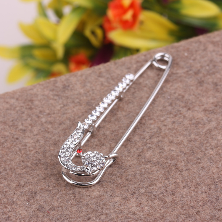 Brooches, corsages, large pins, scarf buttons, collar buttons, 9.9 yuan, 10 yuan, boutique store supply Application Scenario