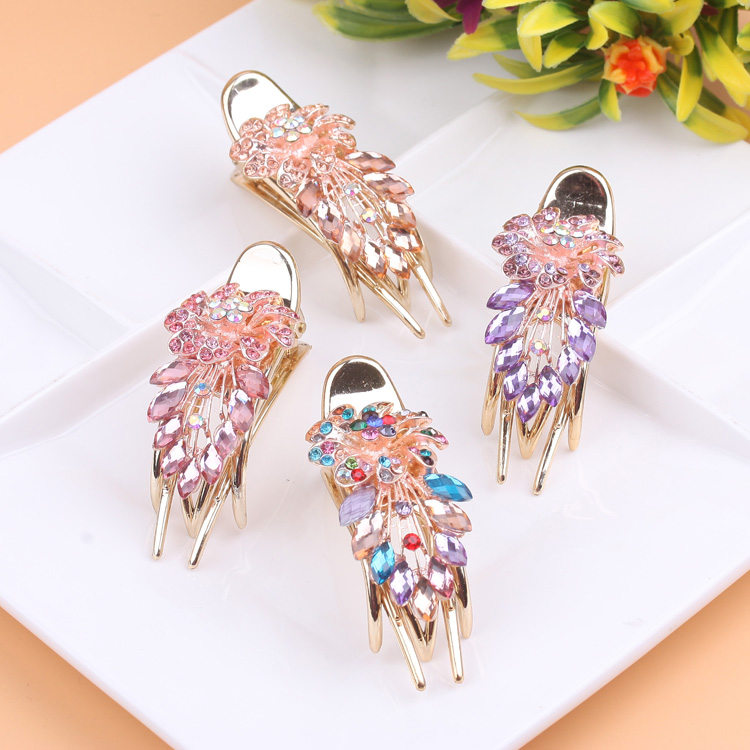 Korean three-toothed water diamond hair clips, diamond-encrusted updo hair clips, ponytail clips, hair clips, street stall accessories Application Scenario