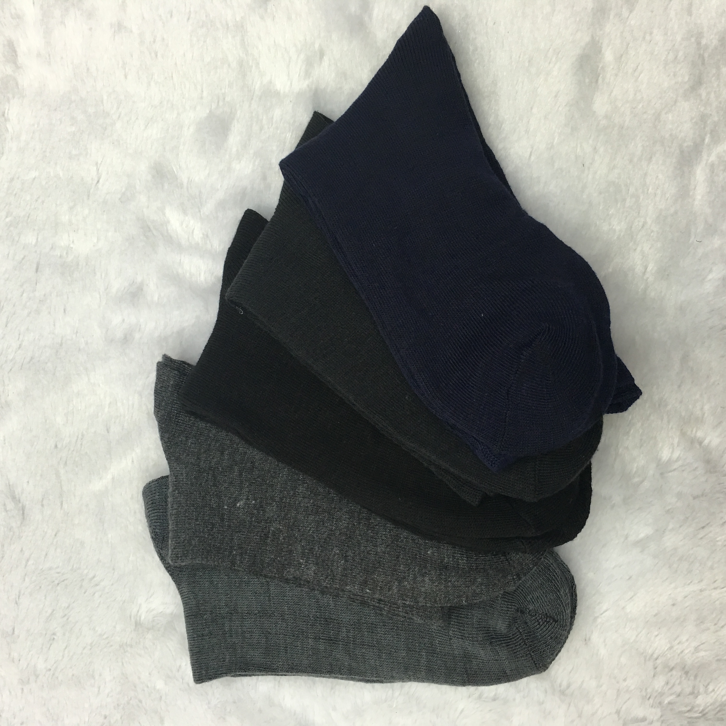 Wholesale men's solid-colored mid-calf socks for autumn and winter, new plain black and gray business sports casual cotton socks Application Scenario