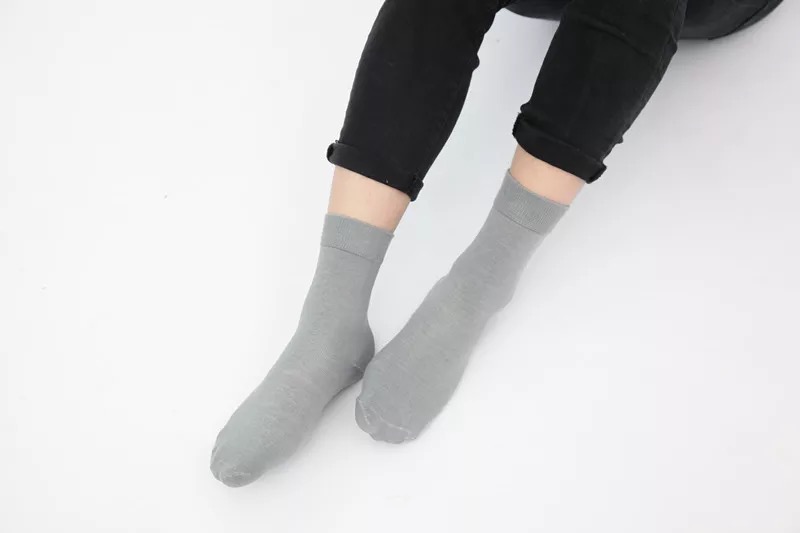 Wholesale men's solid-colored mid-calf socks for autumn and winter, new plain black and gray business sports casual cotton socks details Picture
