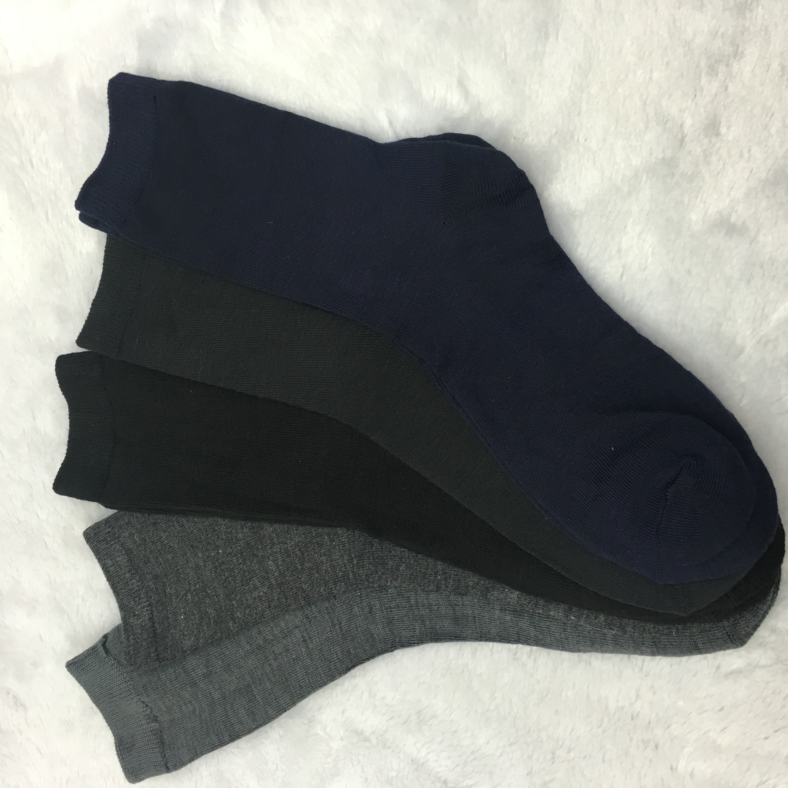 Wholesale men's solid-colored mid-calf socks for autumn and winter, new plain black and gray business sports casual cotton socks