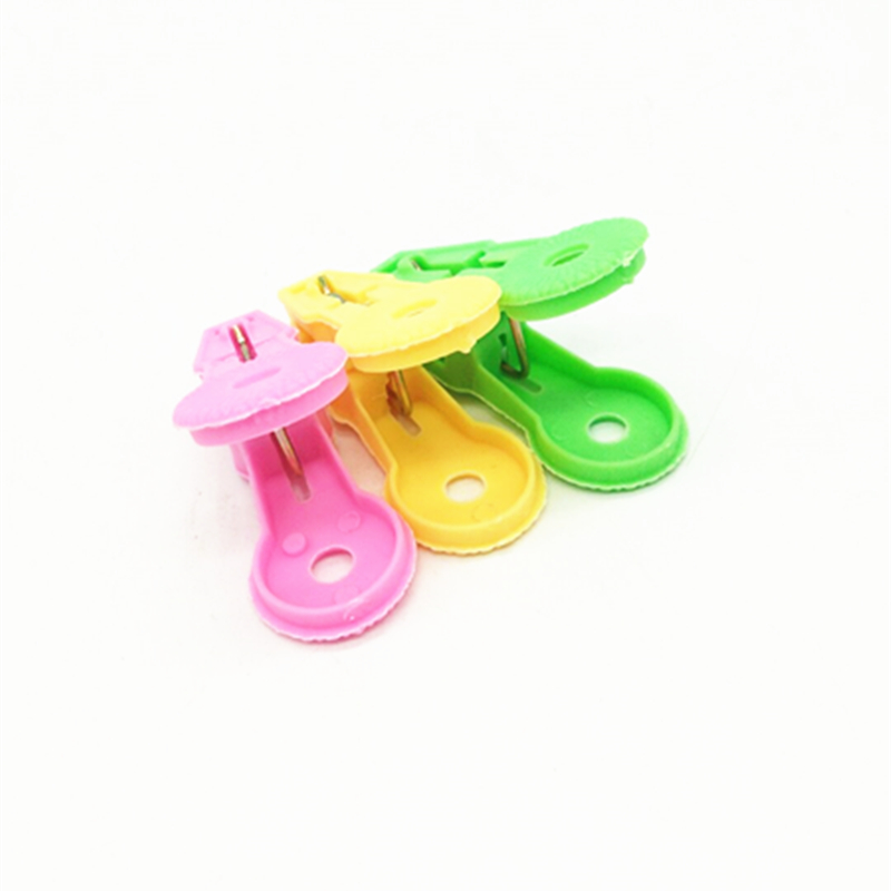 Sunshine Department Store's 20 colorful peacock plastic small clips for clothes and quilts drying, strong windproof clips Application Scenario